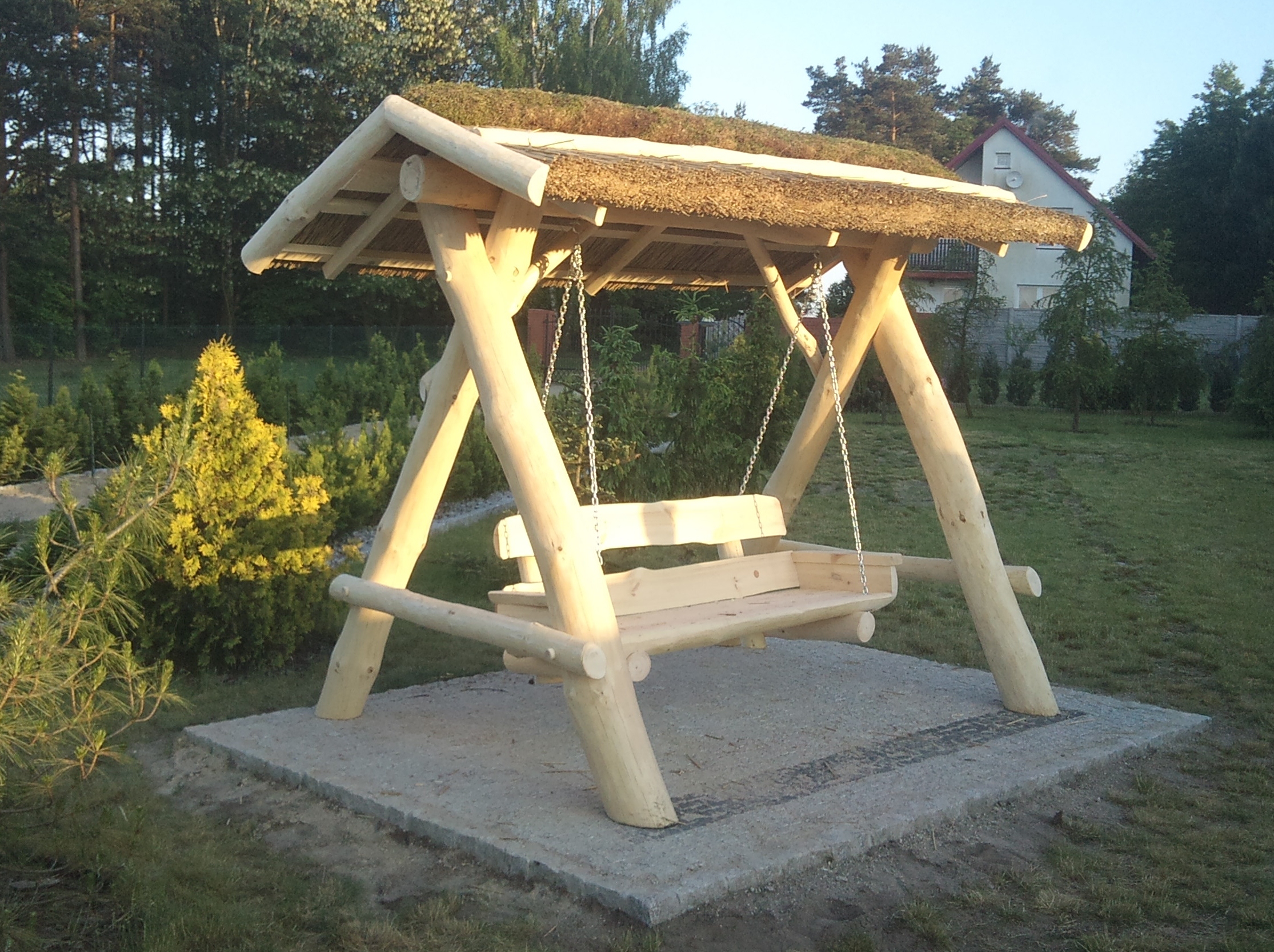 Huśtawka ogrodowa ze strzechą, meble ogrodowe Turek