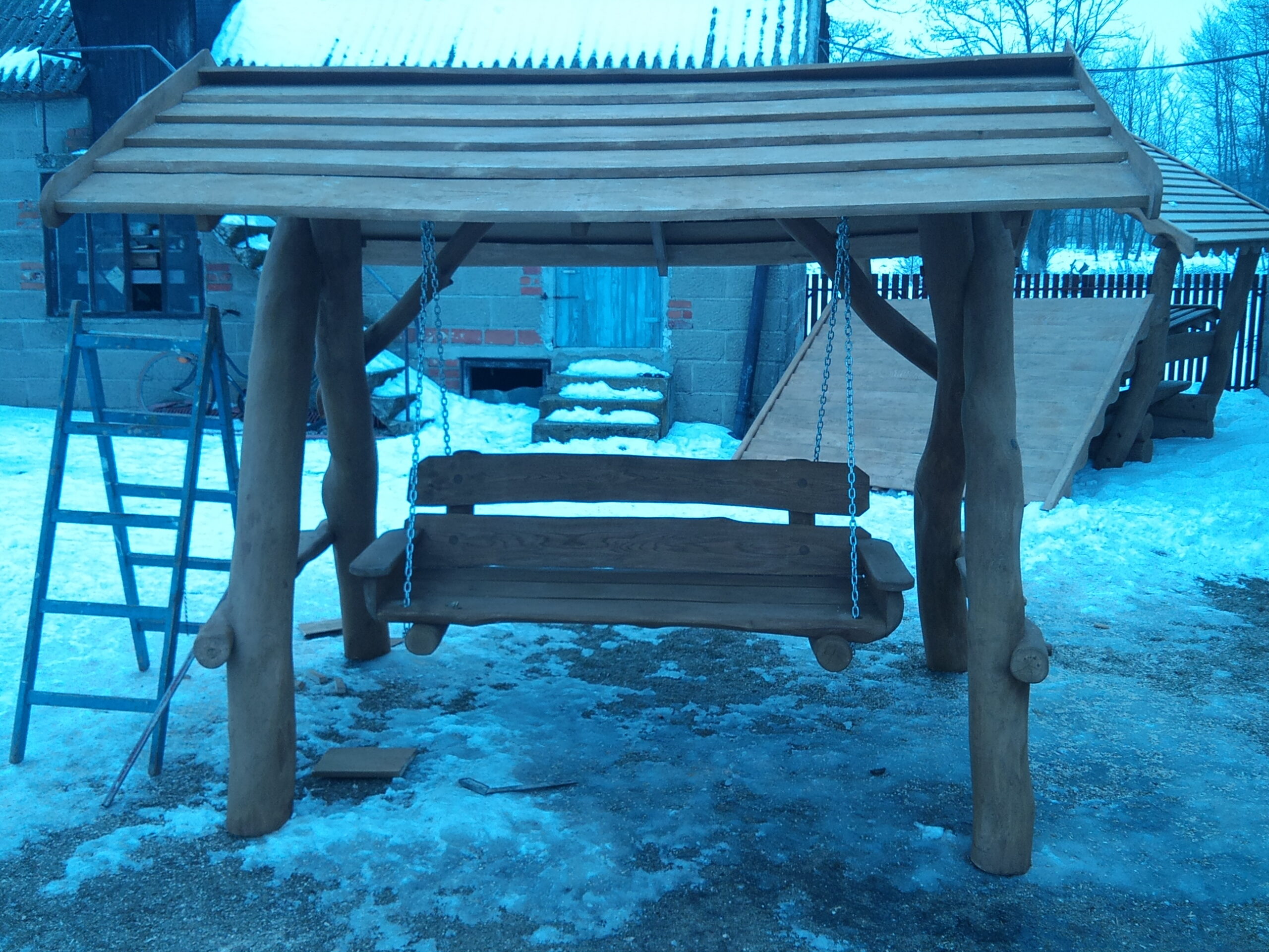 Huśtawka ogrodowa drewniana z dachem, meble Turek