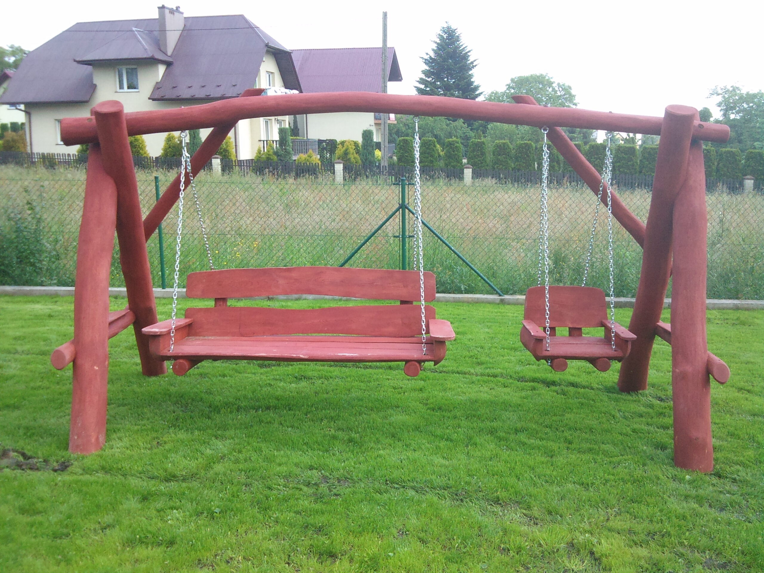 Huśtawka drewniana z zadaszeniem, tartak Tuliszków