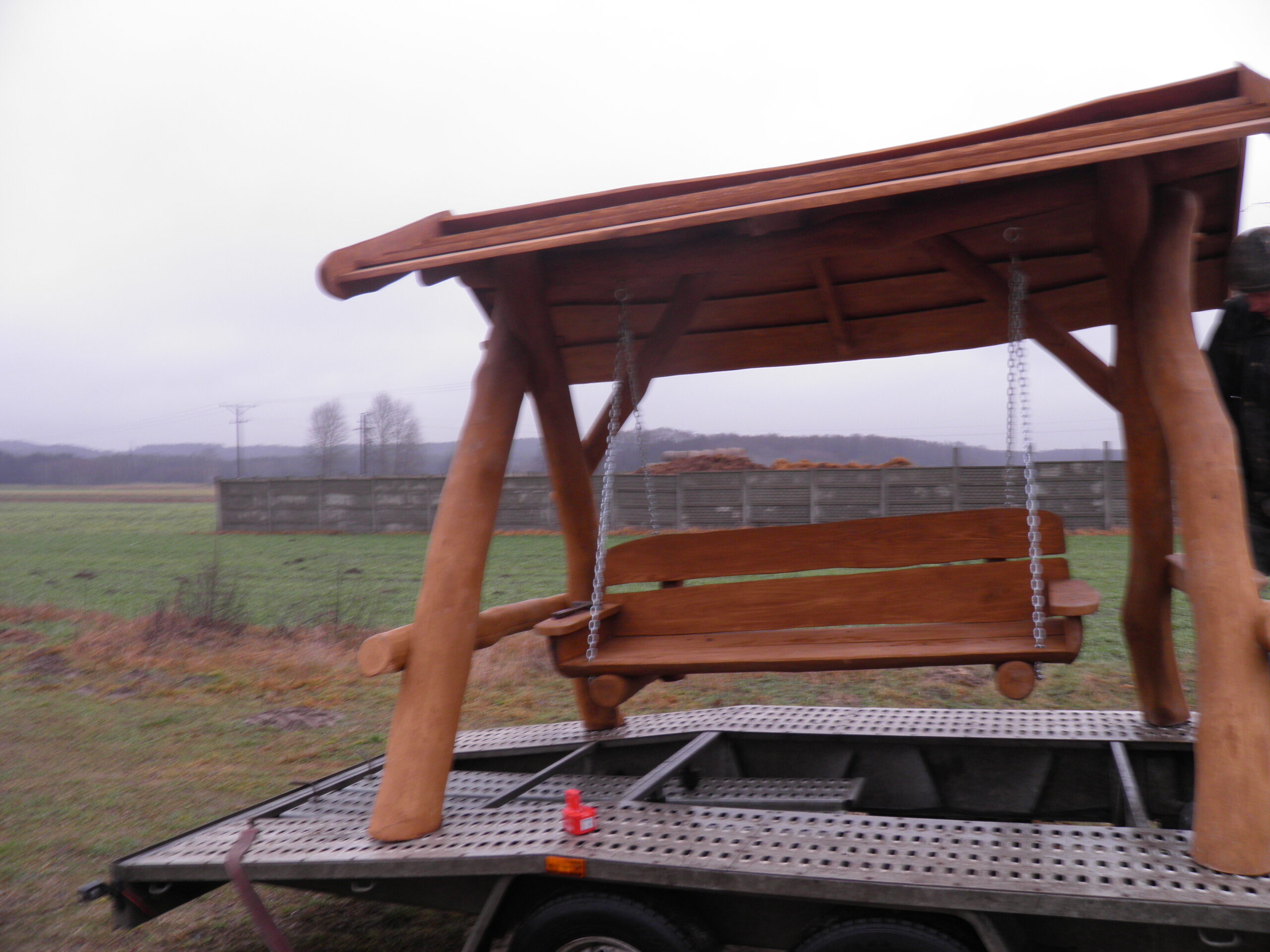 Huśtawka ogrodowa z drewna, meble Tartak Darul